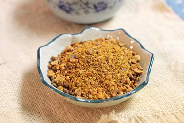 Rang tiếp khoảng thêm 10 phút. Cho tiếp lạc ở trên vào rang cùng, rưới vào một ít nước mắm. Tiếp tục dùng đũa rang đến khi phần lạc thấm gia vị vừa ý , nêm nếm gia vị lại cho vừa ăn, tắt bếp, cất vào lọ kín cất dùng dần. Ảnh: dauannguyenchat.net.