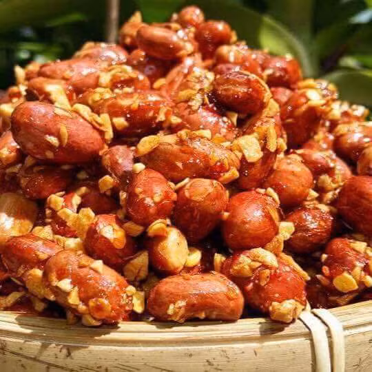 Bắc chảo lên bếp, sau đó cho dầu ăn vào đun nóng, cho hỗn hợp tỏi ớt và muối vào, sau đó cho ngay phần lạc vào, đảo đều tay đến khi nào thấy hạt đậu phộng khô ráo thì tắt bếp. Tiếp tục đảo đều tay đến khi lạc nguội hẳn. Ảnh: dauphongrangtoingocminh.com.