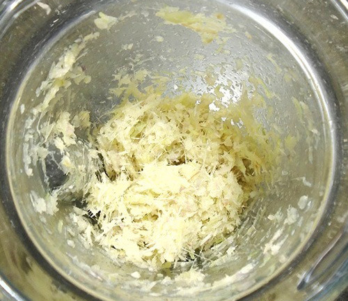 3. Lạc rang sả. Nguyên liệu: Sả xay, lạc, muối, đường, nước mắm, ớt bột, dầu ăn, tỏi. Lạc rang chín, xát bỏ vỏ lụa bên ngoài, giã thô. Đun nóng hai thìa nhỏ dầu ăn, phi tỏi thơm cho sả vào rang, đun lửa thật nhỏ, đảo đều tay. Rang tầm khoảng từ 5 đến 10 phút, thêm vào một ít muối, đường. Ảnh: eva.vn.