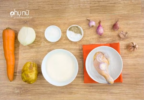 3. Đùi gà nấu sữa tươi. Nguyên liệu: Đùi gà, hành tây, sữa tươi không đường, bột cà ri, tỏi, tỏi tây, gia vị, xì dầu, nước dùng gà, dầu ăn, lá bay. Đùi gà rửa sạch, sau đó bạn thấm khô, ướp với tỏi tây cùng tiêu, muối, dầu ăn, xì dầu trong 3 tiếng. Ảnh: phunuvagiadinh.vn.