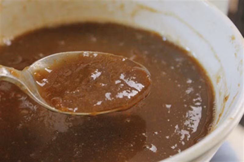 Luộc chín me chua, để riêng ra bát và dầm nát, bỏ vỏ. Rửa sạch cà chua, thái ra làm 4. Hành và rau ngổ, rau giá cũng rửa sạch, thái khúc vừa ăn. Bắc nồi nước sôi lên và cho rau muống vào nấu. Nêm nếm hạt nêm, đường, nước nắm. Ảnh: cooky.vn.