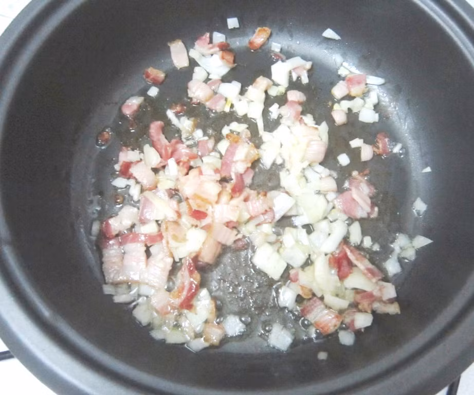 Cho me chua vào bát, chế nước sôi và ngâm khoảng 10 phút, vớt hột và chỉ lấy nước cốt me. Bắc nồi lên bếp, cho một chút dầu ăn vào và phi tỏi thơm. Tiếp tục cho tôm vào cho đến khi săn lại thì thêm nước cốt me và thêm một lượng nước vừa phải làm nước canh. Ảnh: VietQ.vn.