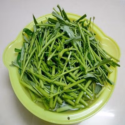 1. Canh chua rau muống cà chua. Nguyên liệu: Rau muống, cà chua, me chua, rau giá, rau ngổ, hành, gia vị. Rau muống nhặt sạch, vớt ra rổ, để ráo nước. Ảnh: vaobepnauan.com.