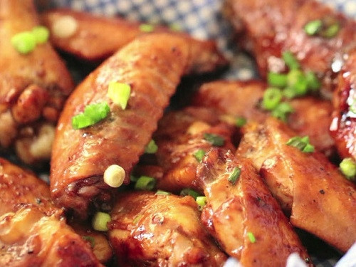 Đậy nắp nồi lại và giảm lửa nhỏ nấu trong 20 phút. Khi nước sốt cạn bớt trong nồi thì mở nắp nồi ra và để lửa vừa. Cuối cùng, gà chín và ngấm quyện sốt coca thì gắp ra đĩa rồi rưới một thìa sốt lên là hoàn thành nhé. Ảnh: phunutoday.vn.