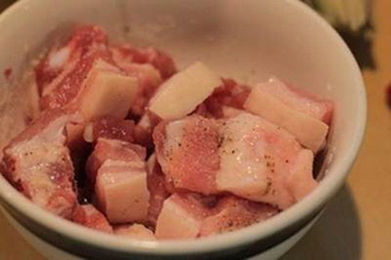 2. Thịt ba chỉ kho cô ca. Nguyên liệu: Thịt ba chỉ, hành lá, tiêu, nước mắm, đường trắng, lon cô ca. Thịt rửa sạch, ướp cùng nước mắm ngon, mỳ chính, hạt tiêu, ướp khoảng 30 phút cho thịt ngấm đều gia vị. Ảnh: Yeutre.vn.