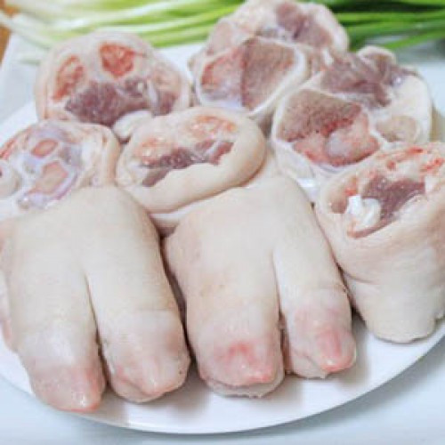 3. Chân giò hầm bia và cô ca. Nguyên liệu: Chân giò, lon cô ca, bia hơi, tỏi, gừng, đường, bột quế, bột hoa hồi, gia vị. Móng giò chặt miếng to, cho vào nồi luộc sơ qua, khi sôi bắc ra và đổ nước đi. Ảnh: 24h.com.vn.