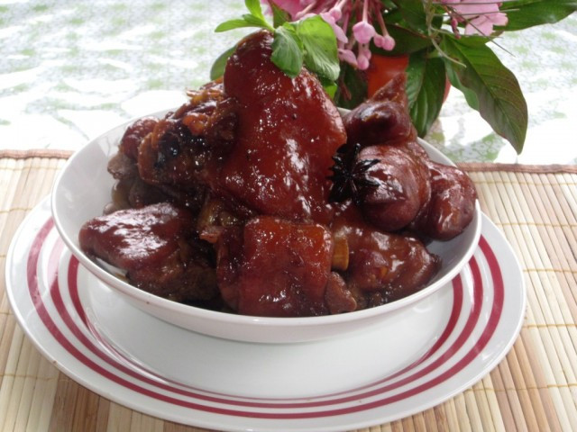 Thắng nước hàng. Cho nước hàng vào nồi áp suất, thịt đã đảo, bát bia, cô ca, lá nguyệt quế, bột nêm, bột quế, bột hoa hồi, gừng. Đậy nắp và đun cho đến khi thịt chín nhừ, khi thấy nồi phì hơi thì vặn nhỏ lửa. Ảnh: Lamsao.com.