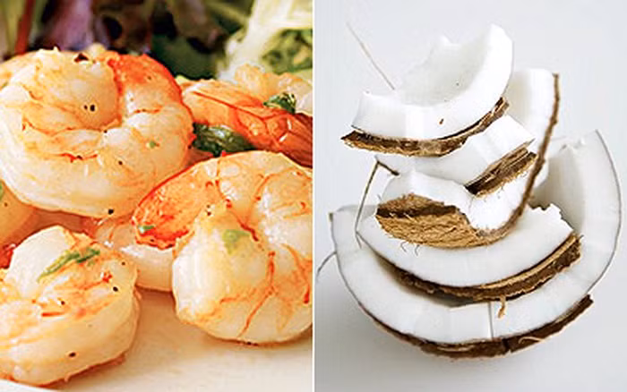 2. Tôm kho cùi dừa. Nguyên liệu: Tôm rảo tươi, cùi dừa bánh tẻ, hành củ, hành lá. Gia vị vừa đủ. Tôm rảo cắt râu, rửa sạch, tẩm 1 thìa đường vàng, 2 thìa bột canh, 1 thìa dầu gấc cho ngấm. Cùi dừa rửa sạch, thái miếng vừa ăn, xóc cùng một chút bột canh. Ảnh: aFamily.vn.