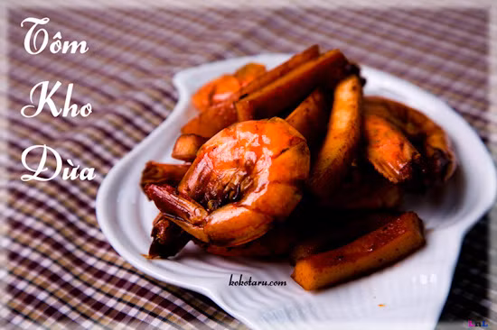 Hành củ thái lát phi thơm cùng dầu ăn, sau đó cho tôm vào đảo đều. Khi tôm chuyển màu đỏ vàng, thì đổ dừa vào tiếp tục đảo đều. Thêm chút nước dừa hoặc nước lọc để tôm chín kỹ. Tôm rang cùi dừa khoảng 15 phút, khi thấy nước cạn thì tắt bếp, rắc một ít hành lá thái nhỏ vào rồi cho ra đĩa. Ảnh: Kokotaru.com.