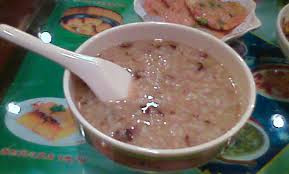 6. Cháo ô mai. Nguyên liệu: Ô mai, đường phèn, táo đỏ, gạo nếp. Đem ô mai rửa sạch cho vào nồi với 200ml sắc cạn còn lại một nửa, bỏ bã lấy nước. Gạo đem vo sạch, táo rửa sạch cũng bỏ vào nồi. Cho cả nước ô mai nấu thành cháo, cho đường phèn vào đun thêm một lát là được. Ăn mỗi ngày 2 lần vào buổi sáng và tối lúc đói bụng. Công dụng: Ích khí bổ dưỡng dạ dày, lợi nước tiêu thũng. (Thông tin trong bài chỉ mang tính chất tham khảo. Trước khi sử dụng bài thuốc, vui lòng hỏi ý kiến bác sĩ). Ảnh: Ảnh: China.com.