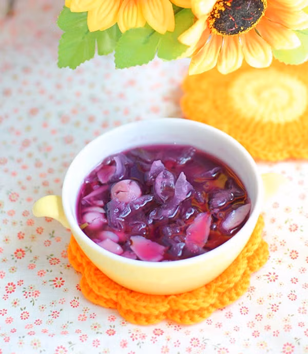 Dừa nạo xay cùng nước dừa cho nhuyễn, lọc lấy nước, không bỏ bã. Cho 1 - 2 thìa bột năng vào nước dừa vừa lọc, cho đường vào cùng khuấy đều cho tan, bắc bếp đun lửa vừa. Rưới lên chè rồi thưởng thức. Ảnh: phunutoday.vn.