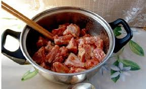 Thêm 2 bát nước vào đun sôi, vớt bọt, cho 2 muỗng canh mật ong vào. Đậy nắp, kho nhỏ lửa khoảng 30 phút cho sườn mềm, nước sệt lại. Cuối cùng cho 1 muỗng cafe nước cốt chanh vào để cân bằng vị ngọt của mật ong, đảo đều, tắt lửa. Ảnh: toinayangi.vn.