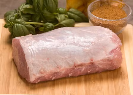 3. Thịt thăn kho quế. Nguyên liệu: Thịt thăn lợn, bột quế, 1 thanh quế cây nhỏ, hành tỏi băm, ớt hiểm, gia vị vừa đủ. Đem thịt thăn lợn rửa sạch, thái thành từng lát dày khoảng 0,7cm. Ảnh: Healthplus.vn.