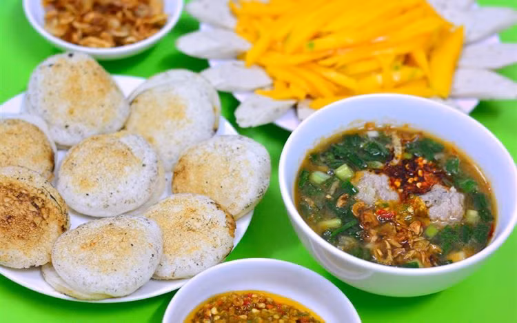 Làm mắm: Bắt chảo lên, cho dầu ăn và hành tỏi vào phi đều cho thơm. Sau đó cho tôm + cà chua đã bằm nhuyễn vào xào cho thấm gia vị. Cho thêm chừng 0.5 lít nước sôi vào. Khi đã sôi, cho thêm đường, bột ngọt, mắm vào cho vừa khẩu vị là được. Ảnh: Cooky.vn.