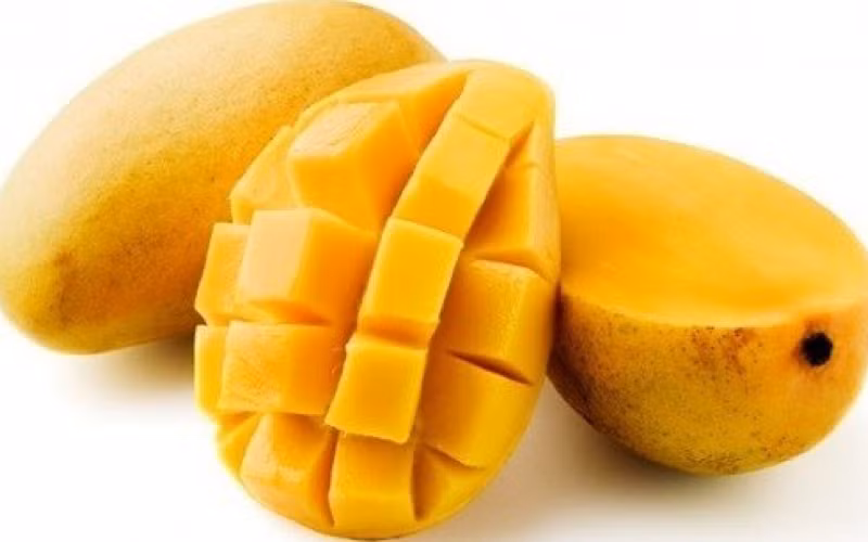 3. Bánh tráng xoài. Nguyên liệu: Xoài chín, nước cốt chanh, đường, vừng rang. Xoài rửa sạch, gọt vỏ, bỏ hạt, chỉ lấy thịt xoài. Thái miếng vừa. Cho xoài vào máy xay, xay nhuyễn cùng đường và nước cốt chanh. Ảnh: kentary.com.