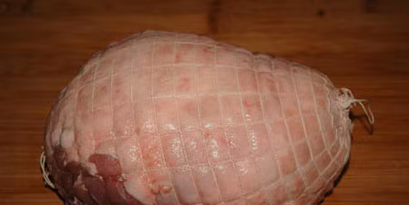 2. Thịt cừu nấu rượu vang. Nguyên liệu: Thịt cừu, cải bó xôi, khoai tây, cà rốt, bắp non, mùi tây, hành tím, rượu vang đỏ, muối tiêu, đường, bơ, dầu ăn. Làm sạch thịt cừu, ướp gia vị, chiên vàng. Ảnh: 24h.com.vn.