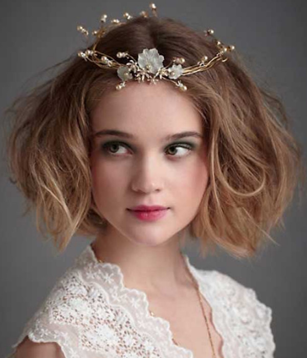 4. Một màu tóc gợi cảm, uốn lộn xộn cũng đủ làm "xiêu" lòng mọi người trong ngày trọng đại, một nụ cười tỏa sáng sẽ làm bạn rạng rỡ hơn. Ảnh: dephiendai.vn.