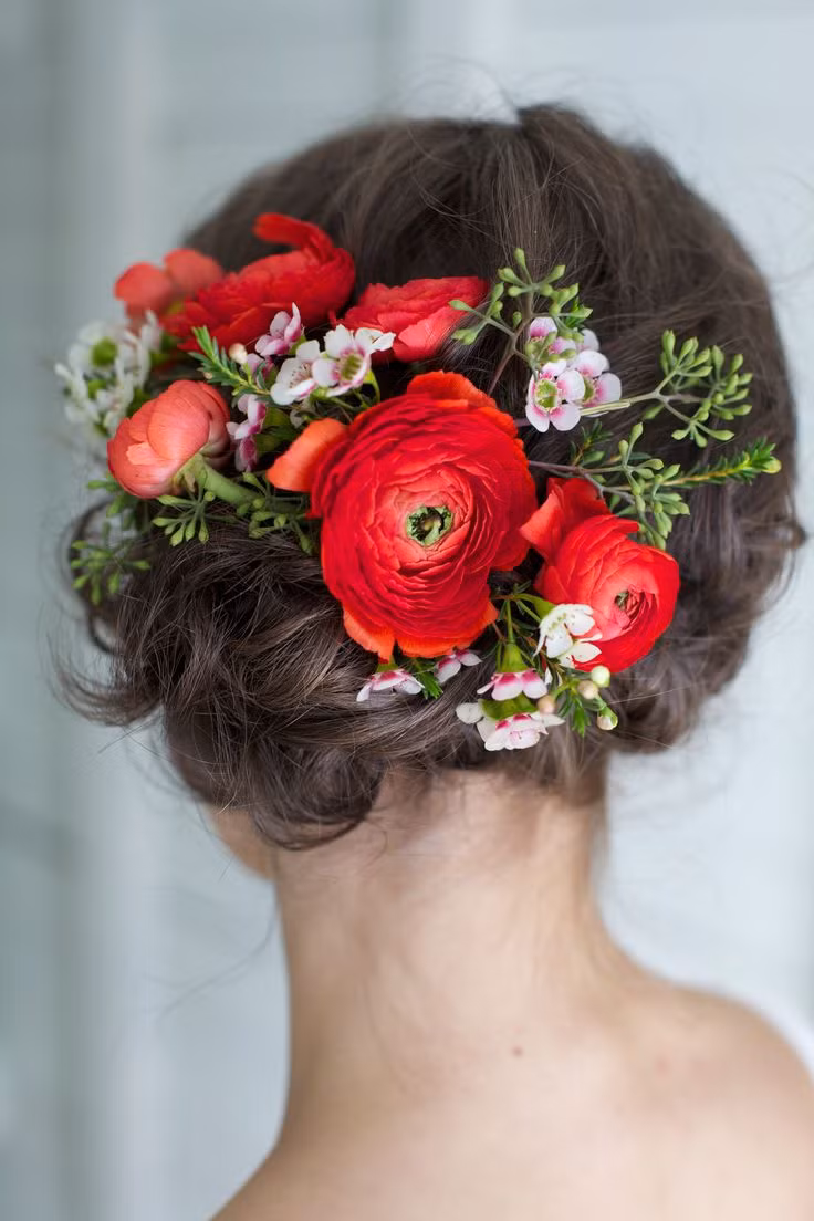 3. Có thể dùng kẹp ghim để búi tóc hết lại phía sau cùng chiếc mái "phá cách" cuộn tròn theo phong cách cổ điển cũng khiến bạn thu hút vạn ánh nhìn. Ảnh: blogdienhoacaycauvang.blogspot.com.