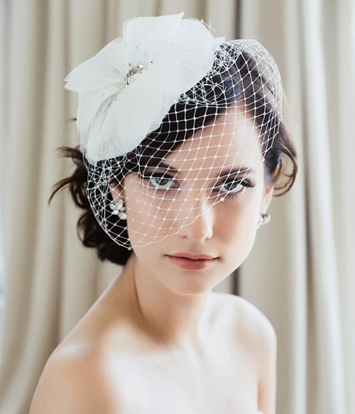 6. Một chiếc mũ voan gắn hoa mỏng manh sẽ khiến bạn gợi cảm hơn bao giờ hết. Ảnh: phunutoday.vn.