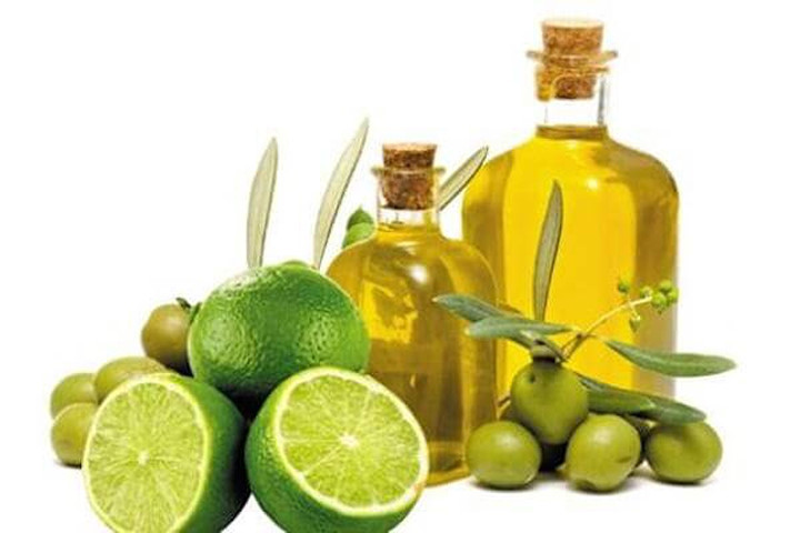 2. Mặt nạ chanh và dầu hạnh nhân. Lấy một muỗng nước cốt chanh và trộn với một muỗng dầu hạnh nhân hoặc dầu dừa. Sử dụng bông thấm thoa lên cổ và mặt. Ảnh: giainhan.vn.