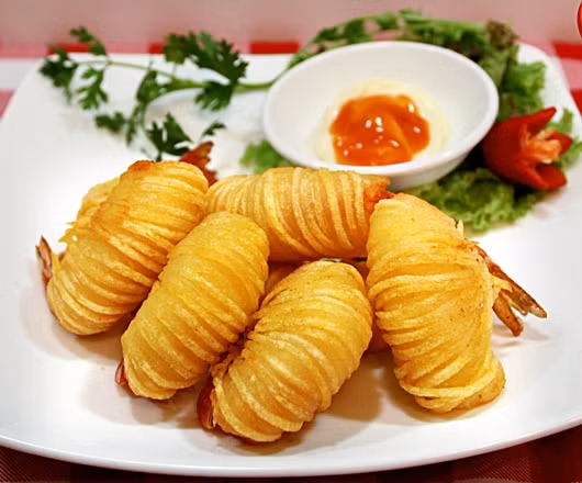 Gắp tôm cuộn mì chiên giòn ra rổ có lót giấy thấm thầu. Xếp tôm cuộn mì chiên lên đĩa chấm kèm với tương ớt và sốt mayonnaise. Ảnh: Nau.vn.