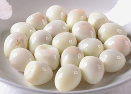 Trứng cút luộc chín bóc sạch vỏ. Mì tôm luộc qua nhanh qua nước sôi rồi vớt ra để nguội. Trộn đều 2 muỗng bột chiên giòn với 1 muỗng đường cùng 1 ít nước. Ảnh: mav.vn.