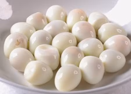 Trứng cút luộc chín bóc sạch vỏ. Mì tôm luộc qua nhanh qua nước sôi rồi vớt ra để nguội. Trộn đều 2 muỗng bột chiên giòn với 1 muỗng đường cùng 1 ít nước. Ảnh: mav.vn.