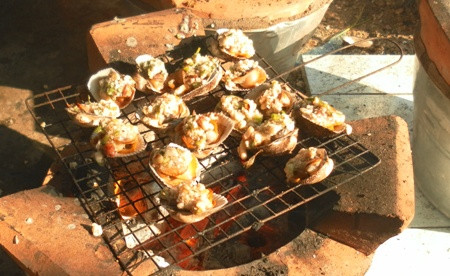 Gừng rửa sạch, cạo vỏ, băm nhỏ. Hành lá rửa sạch, thái khúc. Ớt rửa sạch, thái lát. Tỏi bóc vỏ, băm nhỏ. Pha chế nước sốt: Cho nước mắm, tương, dầu hào, dấm, đường, dầu mè cùng hành lá, ớt, gừng, tỏi băm nhỏ hòa đều cho hỗn hợp tan hết. Ảnh: http: qsh.shoponevn.com.