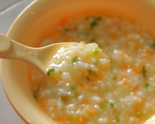 Khi cháo trắng cà rốt sánh, mịn, cho thịt bò vào, đảo đều, nêm gia vị, tắt bếp. Múc cháo ra bát, cho phô mai vào đánh tan, để cháo bớt nóng thì cho trẻ ăn. Ảnh: Metronconvuong.vn.