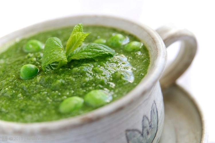 Khoảng 1 phút sau, cho tiếp đậu Hà Lan vào. Nêm gia vị lần cuối, tắt bếp. Đối với thịt lợn, sau khi ninh nhừ lấy nước nấu cháo, mẹ gỡ phần thịt, xé nhỏ và cho vào cháo. Ảnh: megatest.vn.