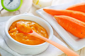 Cà rốt cắt hạt lựu. Hành trắng đập dập, phi thơm, trút thịt bò xào sơ qua, nêm gia vị, tắt bếp. Gạo trắng nấu thành cháo trắng đặc, sau đó cho thêm cà rốt vào nấu nhừ khoảng 5-7 phút. Ảnh: Bibomart.com.vn.