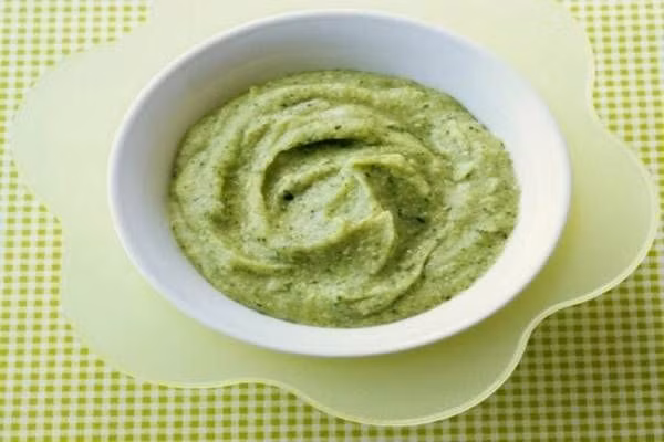 Khi nồi cháo đang sôi, cho rau ngót vào nấu chín, nêm gia vị vừa đủ, tiếp tục trút hết đậu vào nồi cháo, đảo đều. Mẹ lại nêm gia vị lần cuối và tắt bếp. Ảnh: Pinteres.com.