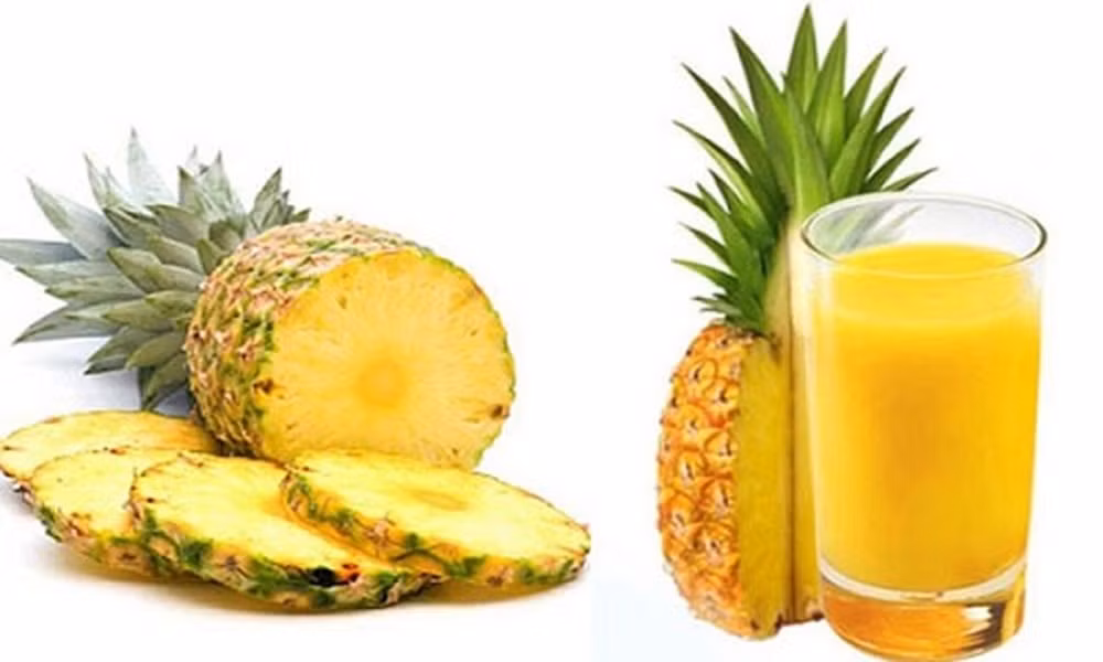 Chuẩn bị: 1 quả dứa tươi, gừng, muối hạt. Gọt dứa, bỏ mắt để không bị dị ứng, ép lấy nước. Lấy khoảng 120-150ml nước ép dứa. Bỏ thêm khoảng 9 lát gừng thái mỏng và một chút muối vào, khuấy đều. Uống nước ép này vào buổi sáng, sau khi ăn sáng khoảng 30 phút. Uống 7 ngày, nghỉ 7 ngày rồi lại uống tiếp 7 ngày tới khi khỏi bệnh. Ảnh: baomoi.com.