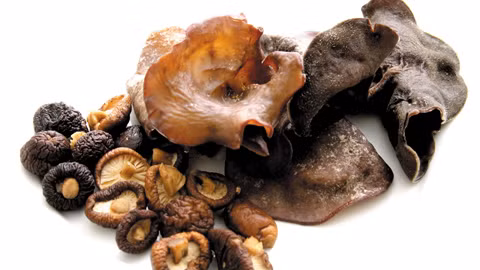 5. Mộc nhĩ, nấm: Mộc nhĩ và nấm chứa khá nhiều dạng nitrat. Vì vậy, dưới sự tác dụng phân giải của các loại vi khuẩn, chất nitrat sẽ biến thành nitrit, nếu nấu xong để thời gian quá dài. Nhất là nấm và mộc nhĩ đã nấu thì không nên để trong tủ lạnh. Ảnh: Eva.vn.