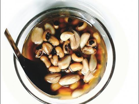 Chuẩn bị nguyên liệu: Tỏi, đậu trắng, nước sạch. Tỏi bóc vỏ, rửa sạch, thái thành miếng mỏng. Đậu trắng rửa sạch. Sau đó, cho tất cả vào nồi có chuẩn bị sẵn hai lít nước. Đậy kín nắp, nấu sôi, canh sao cho lượng nước bên trong còn khoảng 250ml. Ảnh: youtube.com.