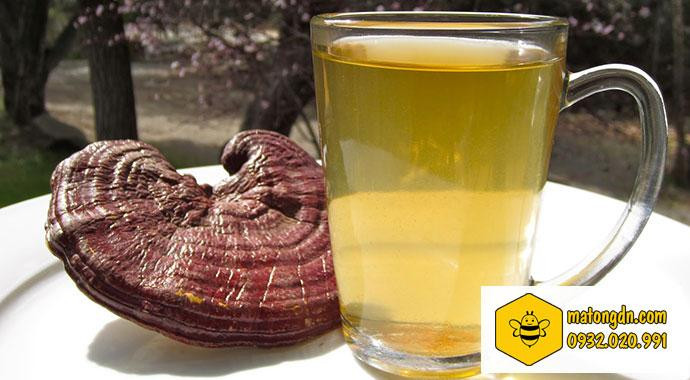 Ngoài ra, nấm linh chi khô còn có thể xay thành bột cho vào túi lọc để hãm uống hàng ngày. Các chuyên gia khuyên rằng, thời điểm bổ sung nấm linh chi đỏ tốt nhất là lúc đói bụng. Vì vậy, uống nước nấm linh chi vào buổi sáng sớm giúp cơ thể đào thải độc tố nhanh hơn. Ảnh: kienthuc.net.vn.