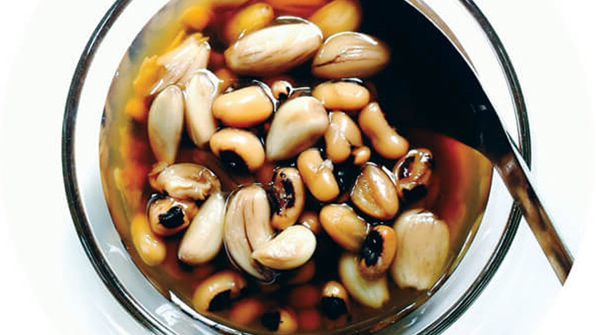 Lọc lấy nước, chia uống đều nhiều lần trong ngày, ăn đậu và bỏ tỏi. Tuần đầu tiên nấu đỗ trắng và củ tỏi ăn 1 lần/tuần, tiếp đến 2 lần/tuần hoặc 3 lần/tuần. Sau đó đo, khám huyết áp, nếu thấy đã hạ và trở về mức bình thường, nên duy trì 1 tháng nấu ăn một lần. Ảnh: kenhphunu.com.