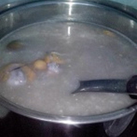 Nấm rơm rửa sạch, ngâm nước muối 10 phút, chẻ đôi. Hành tím thái lát mỏng, cho dầu vào chảo, nóng dầu cho hành tím vào đảo đều tay, cho tiếp nấm rơm, thêm chút bột nêm, vài giọt nước mắm, ít đường, xào nhanh rồi tắt bếp. Khi cháo gần nhừ, lắc trứng vịt lộn trước khi đập trứng thả vào nồi. Ảnh: Cooky.vn.