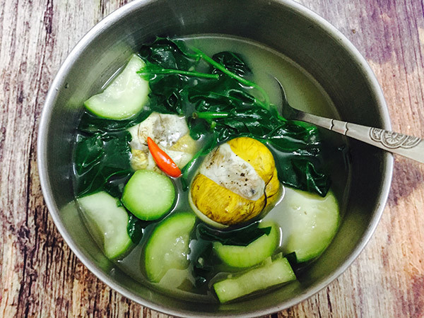 Cho 1 chút dầu vào nồi, phi với hành cho thơm, cho bầu vào xào sơ, tiếp tục cho trứng vịt lộn vào đảo nhẹ và cho nước sôi vào nấu cùng, để nước sôi lại là được. Cho hành và rau răm vào, tắt bếp. Ảnh: eva.vn.