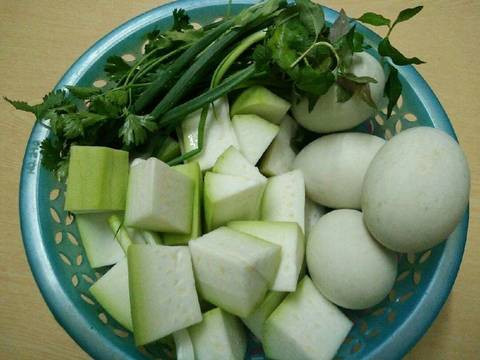 2. Trứng vịt lộn nấu bầu. Nguyên liệu: Trứng vịt lộn, bầu, hành, răm, muối, tiêu. Bầu gọt vỏ cắt khúc rửa sạch. Rửa sạch rau răm, hành ngò cắt nhỏ. Trứng vịt lộn đập ra bỏ vào chén, cho thêm chút muối, tiêu, đường vào chén. Ảnh: cookpad.com.