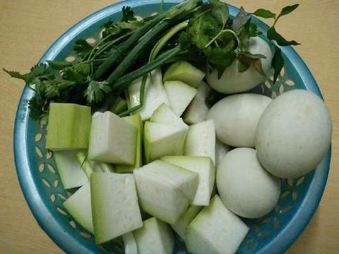 2. Trứng vịt lộn nấu bầu. Nguyên liệu: Trứng vịt lộn, bầu, hành, răm, muối, tiêu. Bầu gọt vỏ cắt khúc rửa sạch. Rửa sạch rau răm, hành ngò cắt nhỏ. Trứng vịt lộn đập ra bỏ vào chén, cho thêm chút muối, tiêu, đường vào chén. Ảnh: cookpad.com.