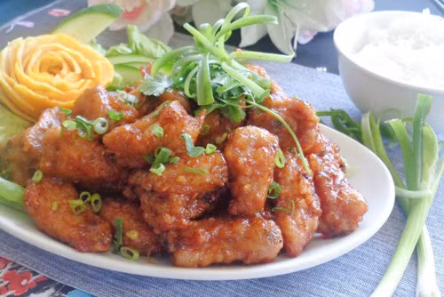 Đổ hỗn hợp vào chảo vừa dùng khuấy đều. Cho sườn vào chảo tiếp tục đảo với nước hàng vừa làm. Ninh sườn cho đến khi các mặt sườn đều chín vàng, nước hàng thấm vào sườn. Gắp sườn ra đĩa. Rắc thìa là đã cắt nhỏ lên trên. Ảnh: candycancook.com.