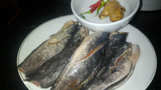 2. Cá trê chiên chấm mắm thì là. Nguyên liệu: Cá trê, gừng, ớt sừng, ớt cay, chanh, đường phèn, rau thì là, xà lách, cà chua, dưa leo. Ảnh: 24h.com.