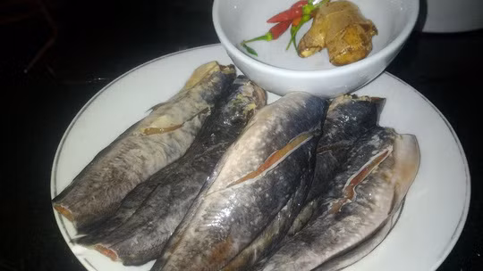 2. Cá trê chiên chấm mắm thì là. Nguyên liệu: Cá trê, gừng, ớt sừng, ớt cay, chanh, đường phèn, rau thì là, xà lách, cà chua, dưa leo. Ảnh: 24h.com.