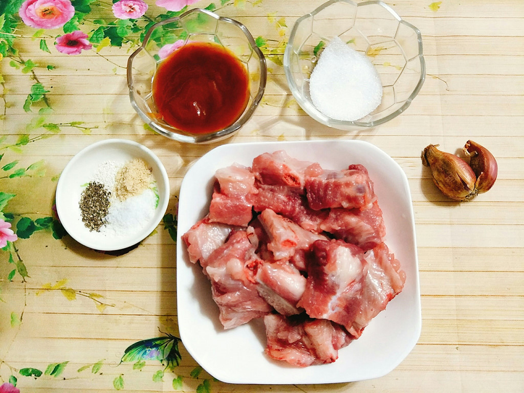 3. Sườn xào chua ngọt. Nguyên liệu: Tỏi, ớt, mắm, đường, dấm, thì là. rửa sạch sườn. Tỏi, ớt băm nhỏ. Thì là thái nhỏ. Cho sườn lên chảo rán cho vàng đều các mặt. Trộn đều mắm, đường, dấm, tỏi và ớt vào 1 cái bát. Khuấy đều cho hỗn hợp trên hoà tan. Ảnh: Zing.vn.