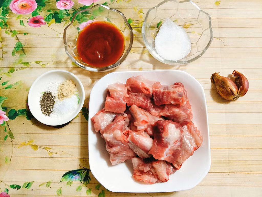 3. Sườn xào chua ngọt. Nguyên liệu: Tỏi, ớt, mắm, đường, dấm, thì là. rửa sạch sườn. Tỏi, ớt băm nhỏ. Thì là thái nhỏ. Cho sườn lên chảo rán cho vàng đều các mặt. Trộn đều mắm, đường, dấm, tỏi và ớt vào 1 cái bát. Khuấy đều cho hỗn hợp trên hoà tan. Ảnh: Zing.vn.