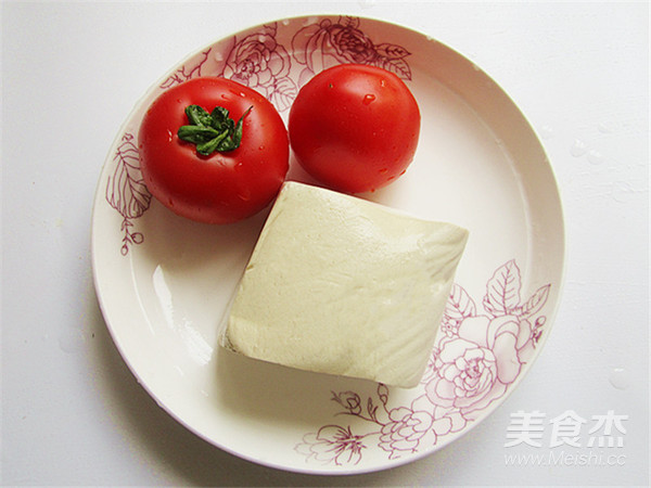 5. Đậu hũ sốt cà chua đậu băm. Nguyên liệu: Muối, nước mắm, hành lá, tiêu, tỏi băm, ngò rí, cà chua, thịt băm, đậu hũ, thì là, mộc nhĩ, bột năng. Thịt băm ướp với tỏi, tiêu, hành lá cắt mịn, nước mắm, muối, để tầm 30 phút cho thấm gia vị. Đậu hủ chiên vừa vàng tới. Ảnh: 2Sao.vn.