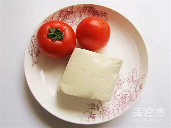 5. Đậu hũ sốt cà chua đậu băm. Nguyên liệu: Muối, nước mắm, hành lá, tiêu, tỏi băm, ngò rí, cà chua, thịt băm, đậu hũ, thì là, mộc nhĩ, bột năng. Thịt băm ướp với tỏi, tiêu, hành lá cắt mịn, nước mắm, muối, để tầm 30 phút cho thấm gia vị. Đậu hủ chiên vừa vàng tới. Ảnh: 2Sao.vn.