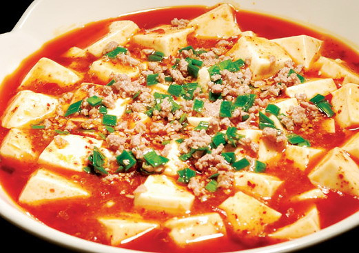 Khi các thành phần đã quyện, pha 1 thìa bột năng với rất ít nước, đánh tan và đổ vào tạo độ sệt. Bỏ đậu hủ đã rán vào, đảo đều. Thêm hành lá vào sau cùng. Nêm nếm và ra đĩa. Thêm ngò rí, thì là lên trên. Ảnh: phunutoday.vn.