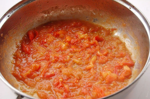 Bỏ tỏi băm vào phi thơm. Cho thịt băm vào đảo đều tay và tơi thịt. Sau đó bỏ cà chua băm vào xào, thêm muối và nước mắm. Xào cà chua đến khi ra màu hồng hồng, thêm mộc nhĩ đã cắt mịn vào. Ảnh: ketnoikienthuc.com.